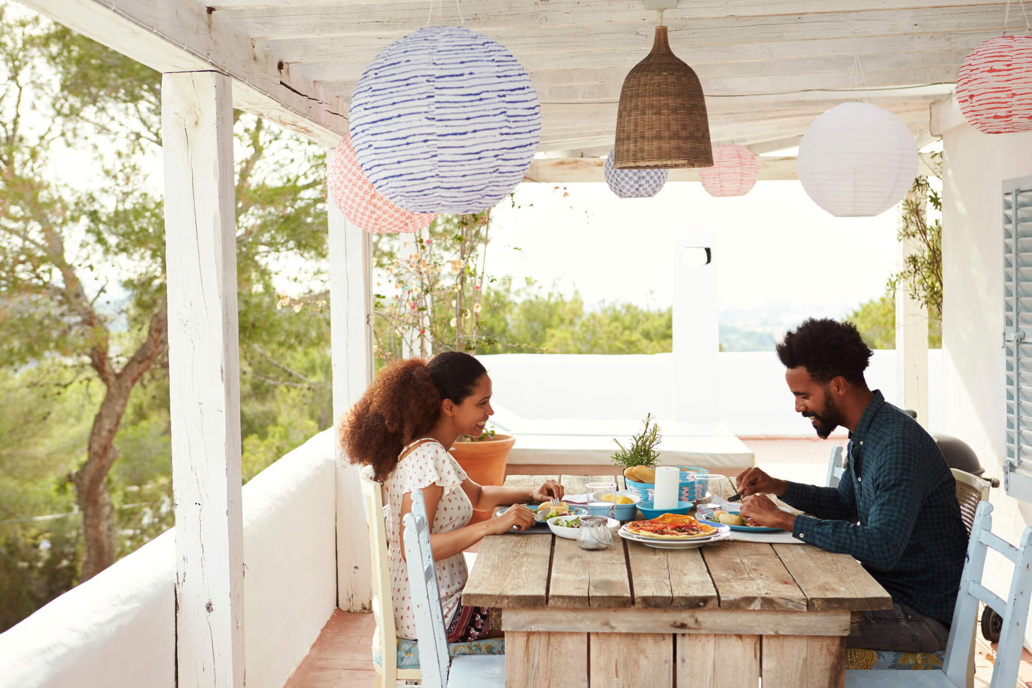 couple eating outside